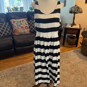 SUPER CUTE NWT Old Navy black and white dress